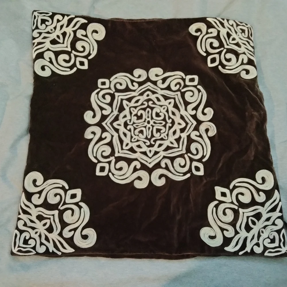 BNWOT Williams Sonoma Home Velvet Heavily Embossed 24